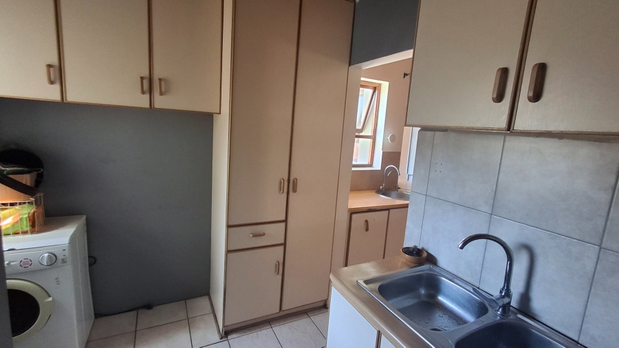 To Let 5 Bedroom Property for Rent in Humansdorp Eastern Cape